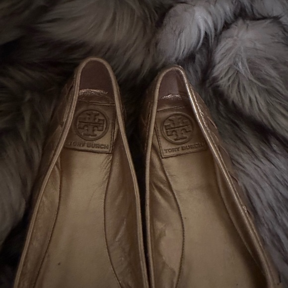 Tory Burch gold leather weave flats. Good overall condition. Match with purse! - Picture 6 of 10